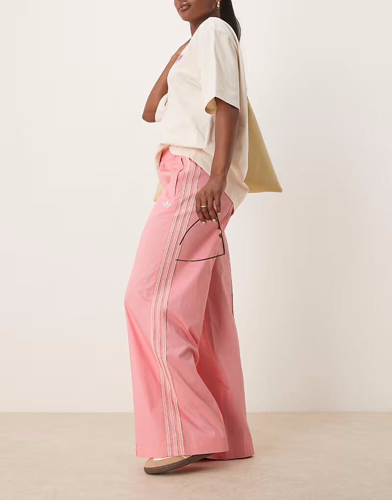 Спортивные брюки Adidas Originals с тремя полосками, вязаные крючком, розового цвета 
Спортивные брюки Adidas Originals с тремя полосками, вязаные крючком, розового цвета