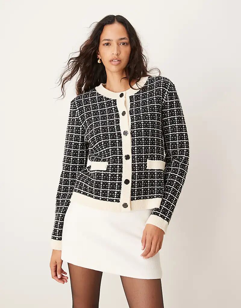 Короткий вязаный кардиган в черно-кремовую клетку YAS
Короткий вязаный кардиган в черно-кремовую клетку YAS
