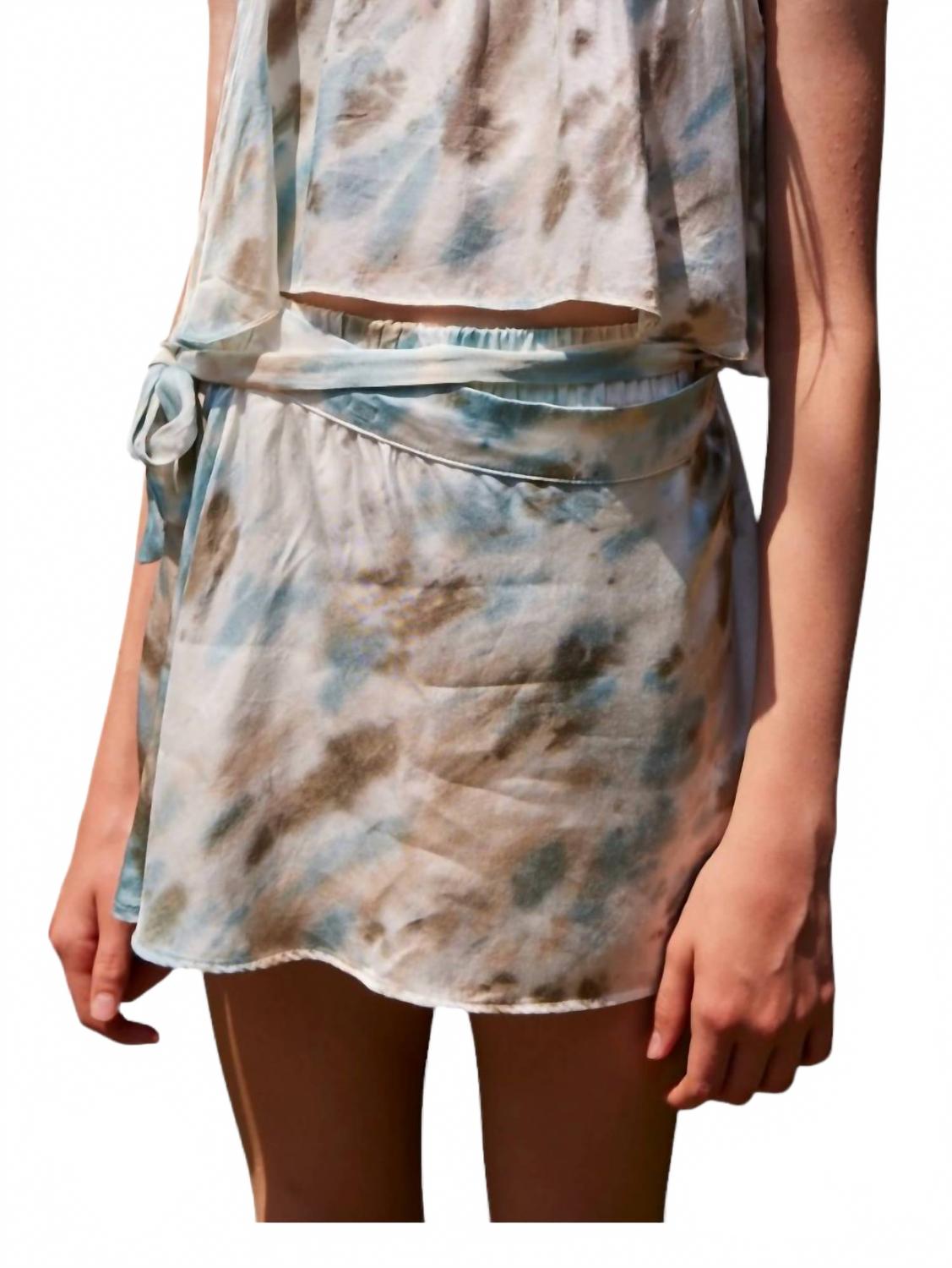 Тай-дай сатиновая юбка-шорты с запахом в оливковом и синем цветах Vintage Havana
Тай-дай сатиновая юбка-шорты с запахом в оливковом и синем цветах Vintage Havana