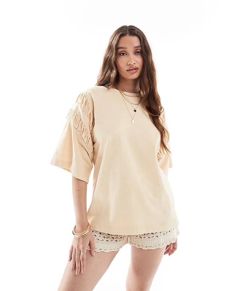 Футболка свободного кроя ASOS DESIGN с присборенными рукавами цвета стираной пахты 
Футболка свободного кроя ASOS DESIGN с присборенными рукавами цвета стираной пахты