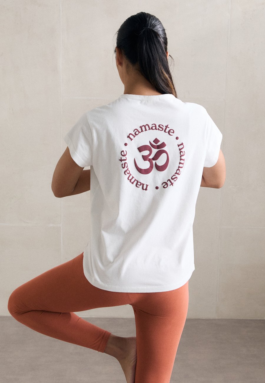 Футболка Yogasearcher NAMASTE, White Rubis/White
Футболка Yogasearcher NAMASTE, White Rubis/White