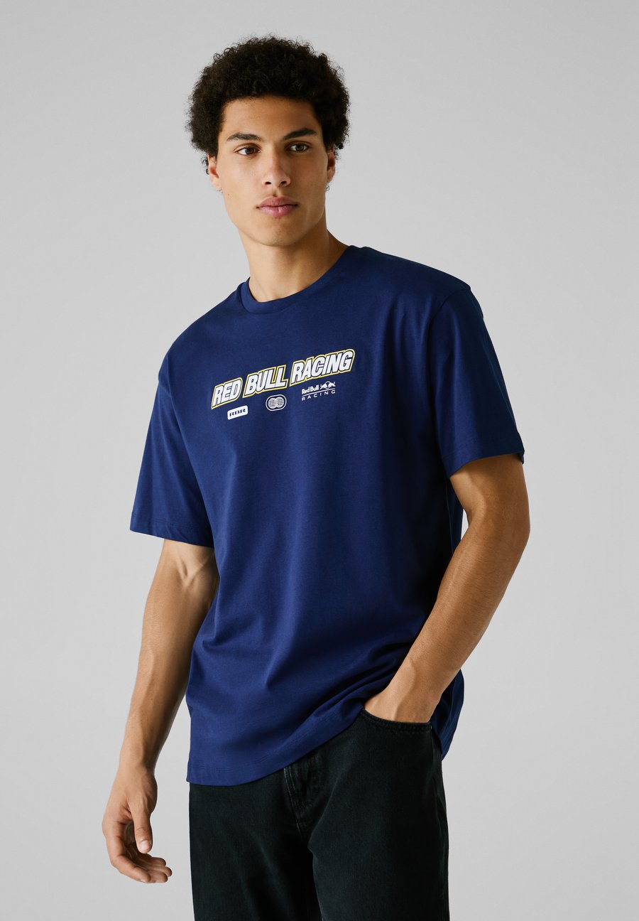 Футболка Red Bull Racing x Pepe Jeans OUTLINE GRAPHIC TEE, Eton Blue/Blue
Футболка Red Bull Racing x Pepe Jeans OUTLINE GRAPHIC TEE, Eton Blue/Blue