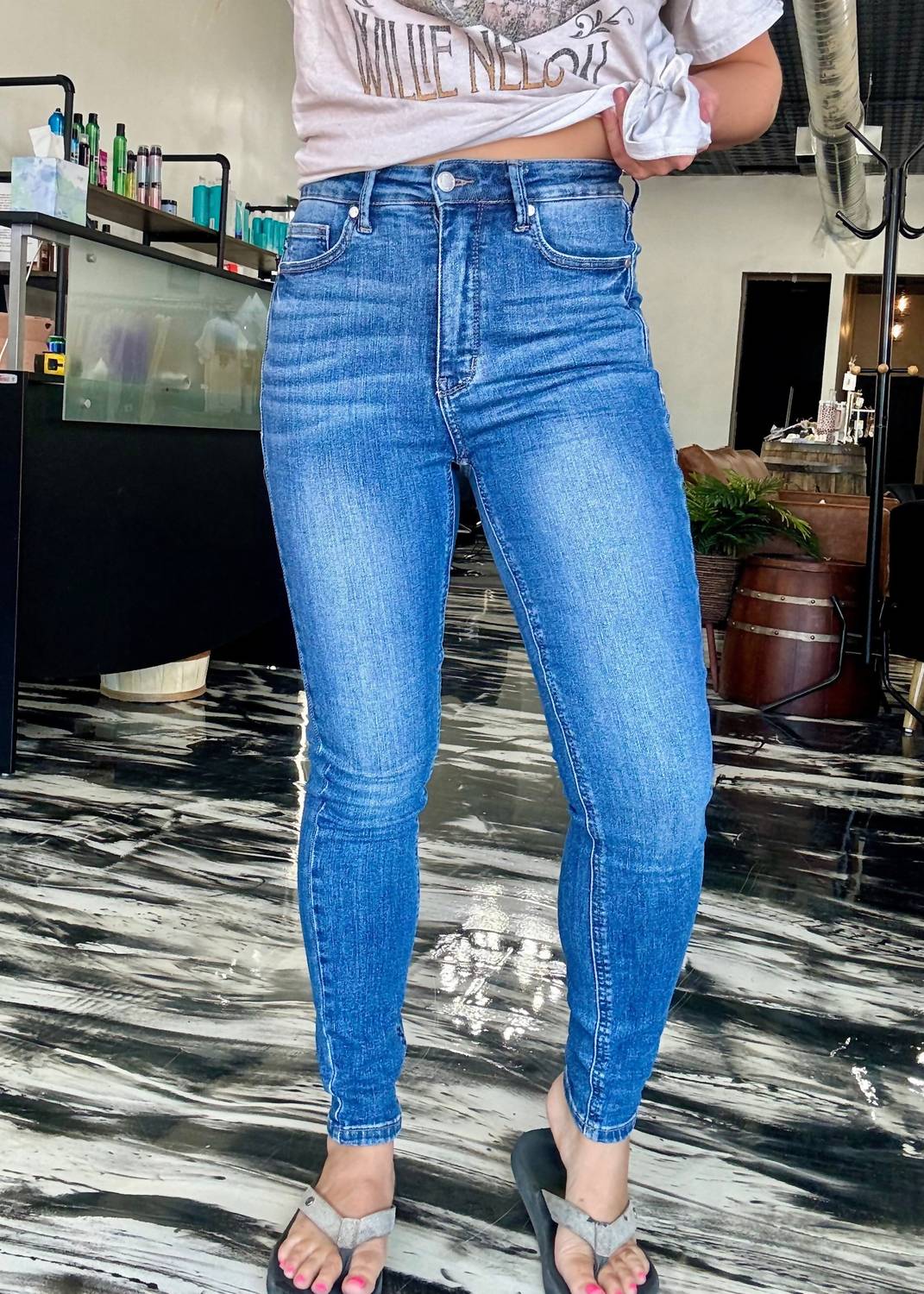 Lillian Утягивающие скинни джинсы в синем цвете Judy Blue
Lillian Утягивающие скинни джинсы в синем цвете Judy Blue