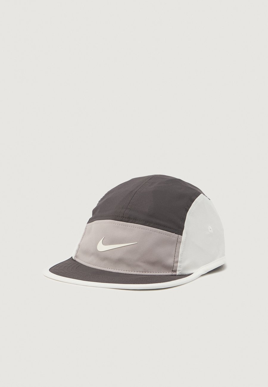 Бейсболка Nike Performance FLY UNISEX, Medium Ash/Grey/Sail/Light Grey
Бейсболка Nike Performance FLY UNISEX, Medium Ash/Grey/Sail/Light Grey