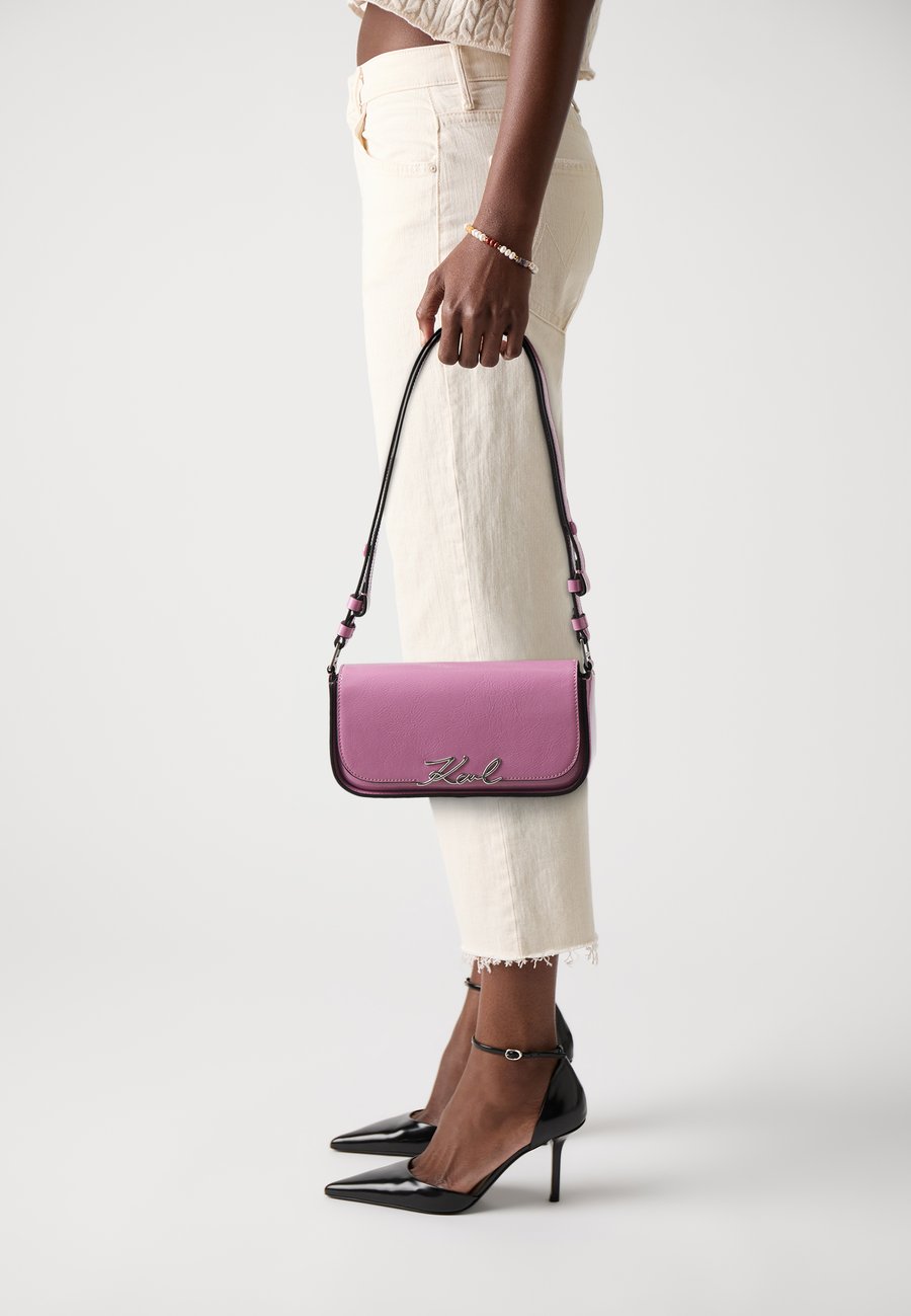 Сумка KARL LAGERFELD SIGNATURE, Cyclamen/Pink
Сумка KARL LAGERFELD SIGNATURE, Cyclamen/Pink