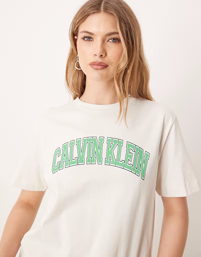 Футболка с логотипом Calvin Klein varsity в экрю и мятно-зеленом цвете Calvin Klein Jeans
Футболка с логотипом Calvin Klein varsity в экрю и мятно-зеленом цвете Calvin Klein Jeans