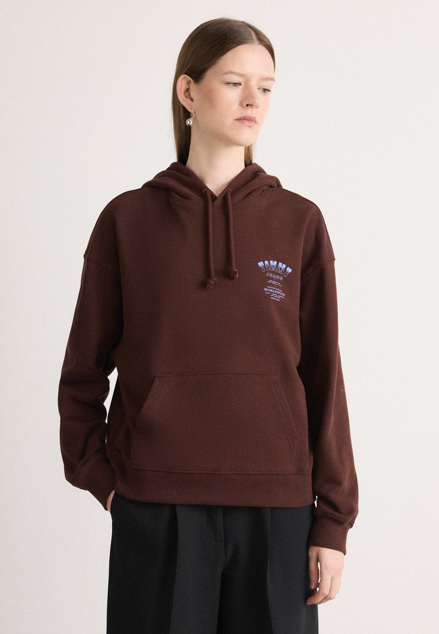 Толстовка Tommy Jeans WESTERN HOODIE, Rich Brown/Brown
Толстовка Tommy Jeans WESTERN HOODIE, Rich Brown/Brown