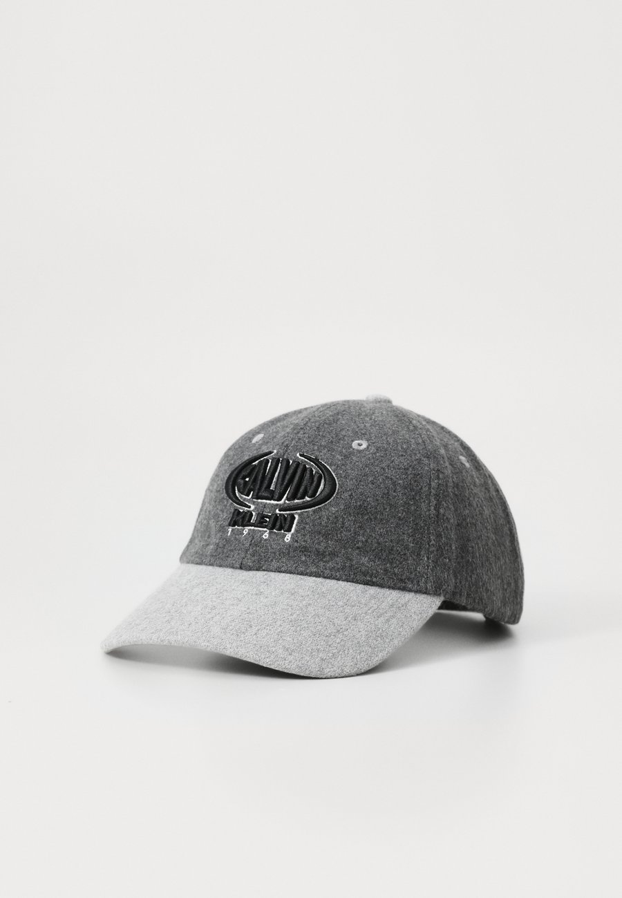 Бейсболка Calvin Klein SEASONAL UNISEX, Alloy/Grey
Бейсболка Calvin Klein SEASONAL UNISEX, Alloy/Grey