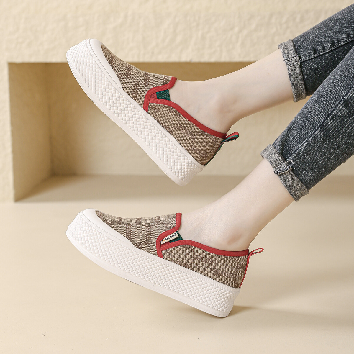 Кеды, скейтборд обувь женская низкая абрикос/белый Sobb
Кеды, скейтборд обувь женская низкая абрикос/белый Sobb