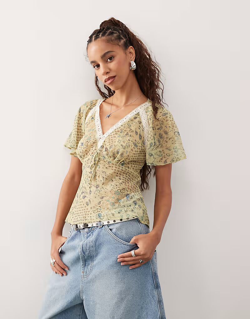 Топ для чая Reclaimed Vintage с кружевной отделкой и зеленым узором пейсли
Топ для чая Reclaimed Vintage с кружевной отделкой и зеленым узором пейсли