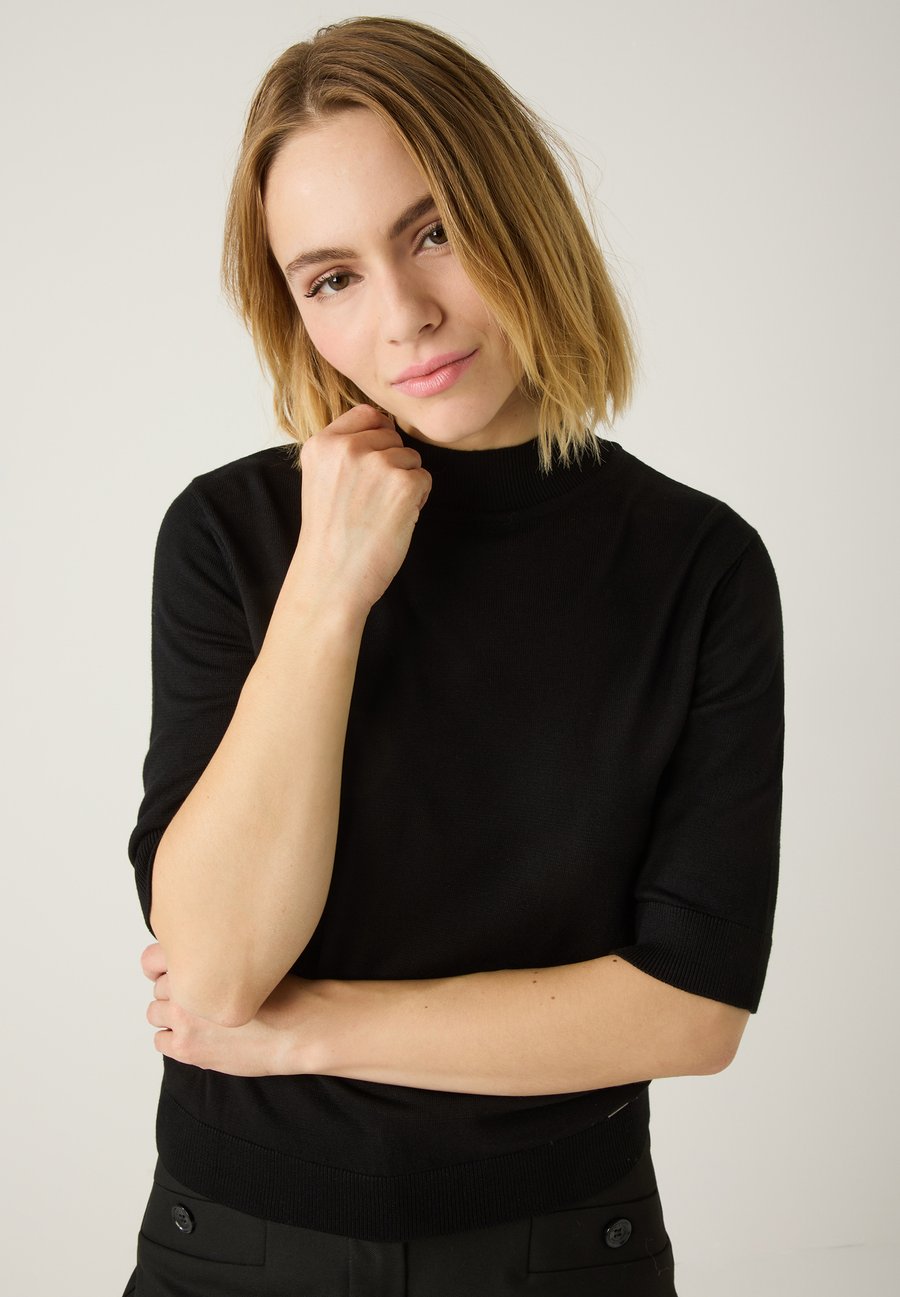 Футболка More & More LEICHTER KURZARM MIT STEHKRAGEN, Black, Черный, Футболка More & More LEICHTER KURZARM MIT STEHKRAGEN, Black
Футболка More & More LEICHTER KURZARM MIT STEHKRAGEN, Black, Черный, Футболка More & More LEICHTER KURZARM MIT STEHKRAGEN, Black