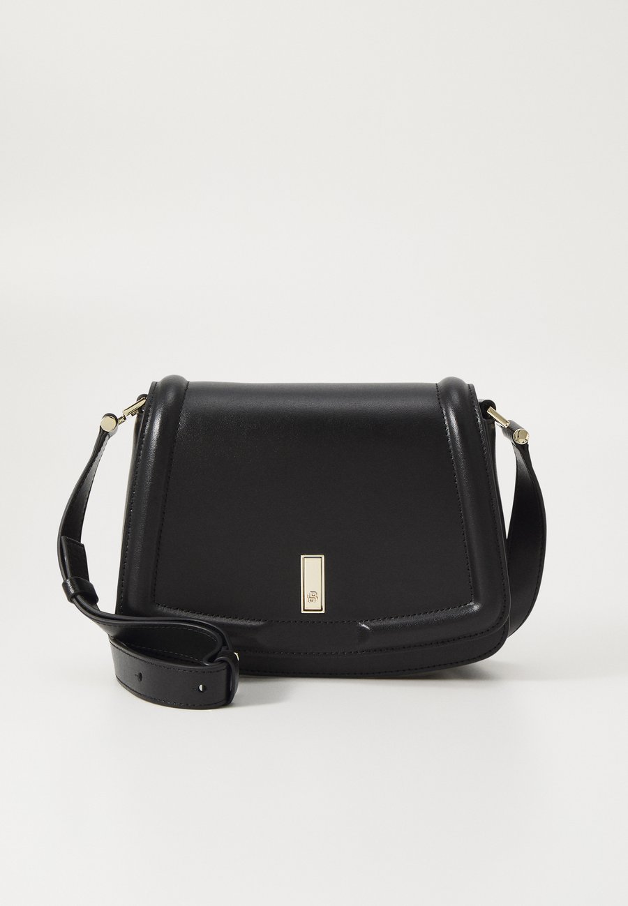 Сумка кросс-боди BOSS ARIELL SADDLE , Black
Сумка кросс-боди BOSS ARIELL SADDLE , Black