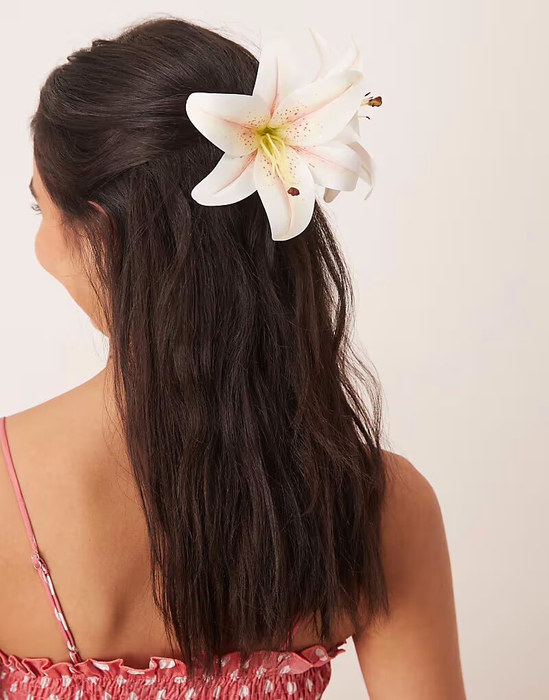Заколка-краб с искусственными цветами лилии белого цвета Asos Design
Заколка-краб с искусственными цветами лилии белого цвета Asos Design