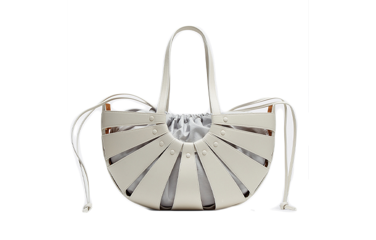 Bottega Veneta Сумка-ракушка среднего размера серая
Bottega Veneta Сумка-ракушка среднего размера серая