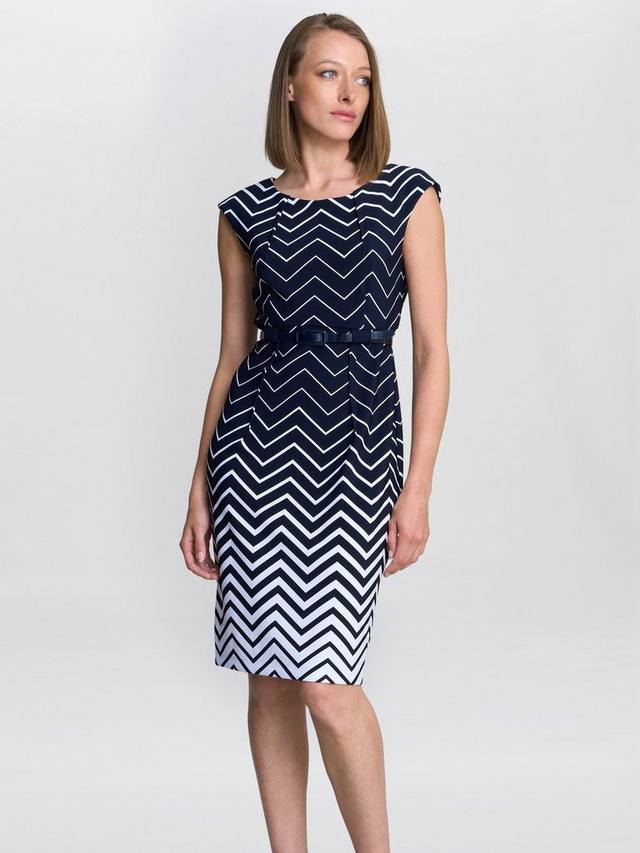 Платье Minnie в полоску шеврон Gina Bacconi, Navy/White
Платье Minnie в полоску шеврон Gina Bacconi, Navy/White