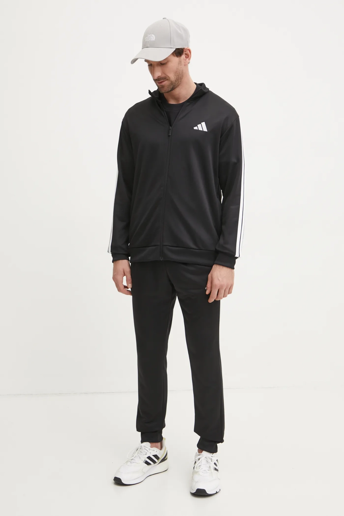 Спортивный костюм 3S FT TT TS adidas, черный
Спортивный костюм 3S FT TT TS adidas, черный