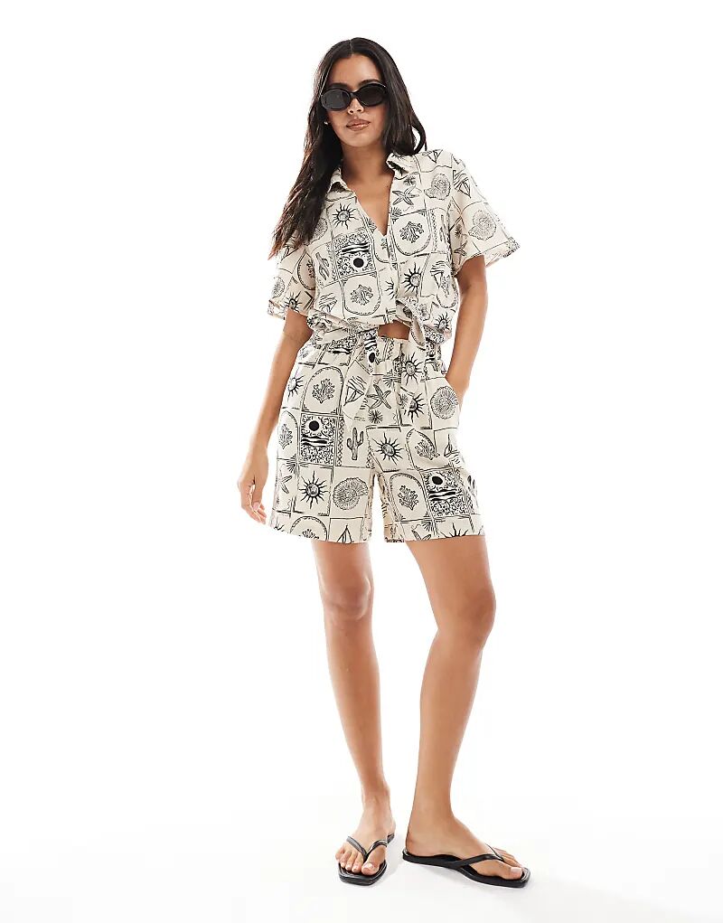 Короткие шорты с принтом в виде монокини
Короткие шорты с принтом в виде монокини