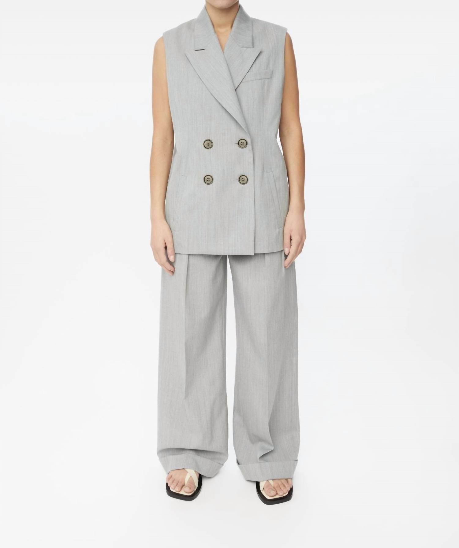 Двубортный жилет в светло-сером цвете Dāl the Label, светло-серый
Двубортный жилет в светло-сером цвете Dāl the Label, светло-серый