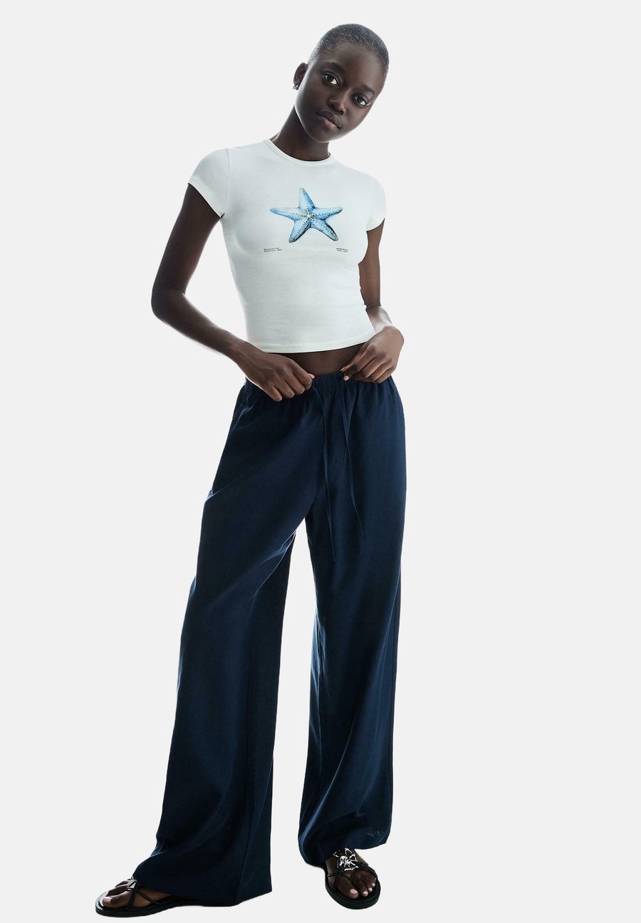 Брюки Bershka WITH AN ELASTICATED WAISTBAND, Dark Blue
Брюки Bershka WITH AN ELASTICATED WAISTBAND, Dark Blue