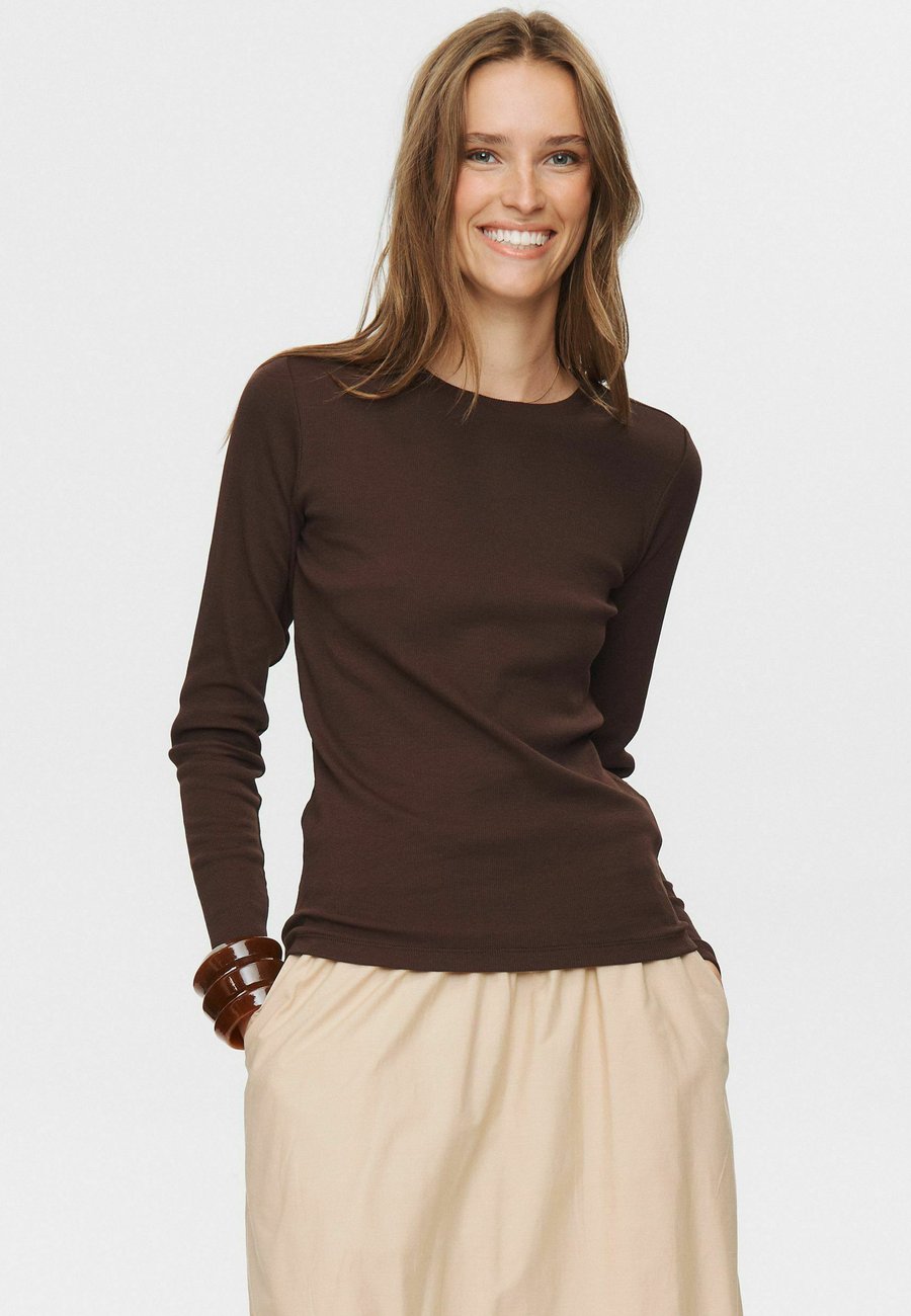 Топ Nümph NURILEY LS, Black Coffee/Dark Brown
Топ Nümph NURILEY LS, Black Coffee/Dark Brown