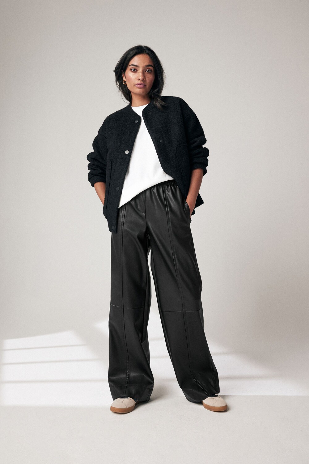 Широкие спортивные брюки из искусственной кожи Next, черный
Широкие спортивные брюки из искусственной кожи Next, черный