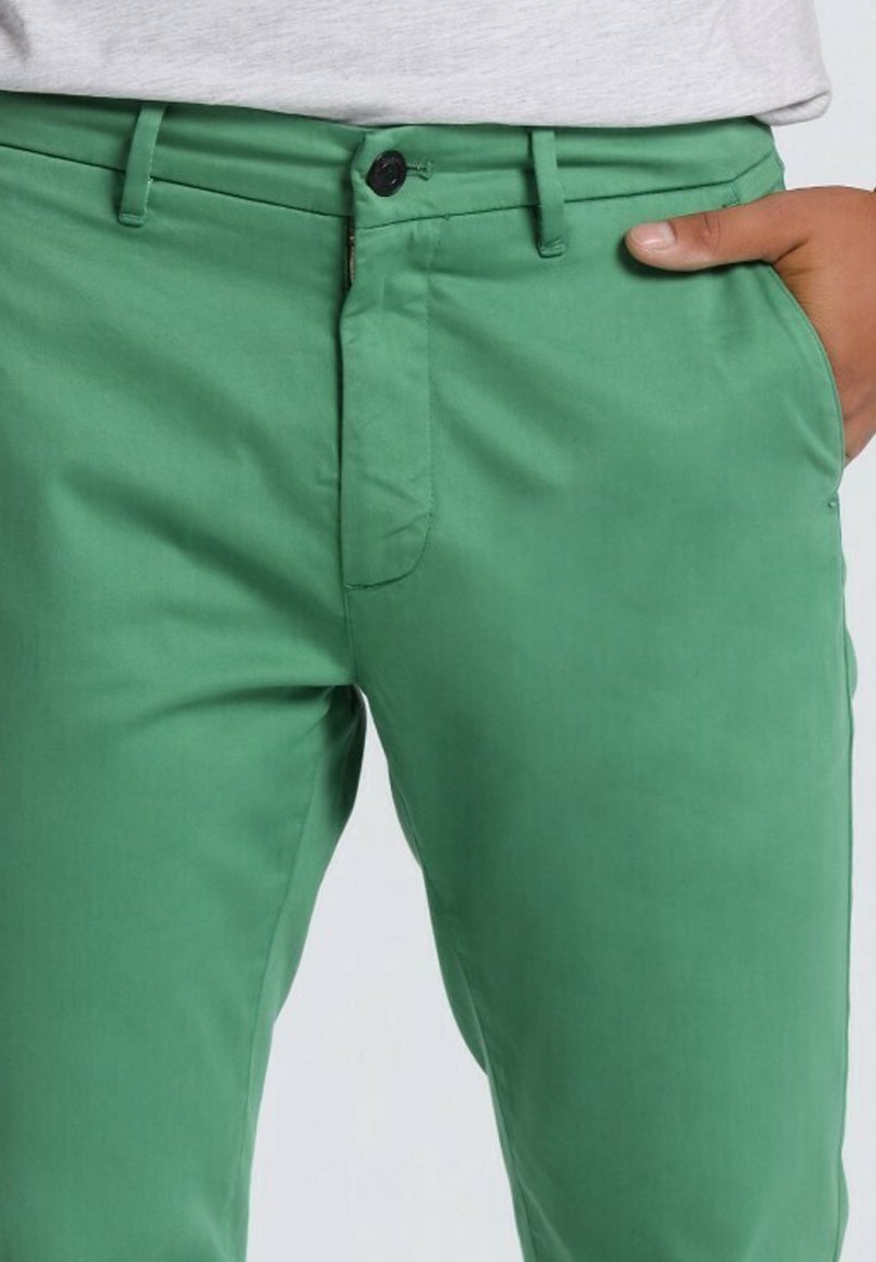 Чиносы MEDIUM BOX Six Valves, зеленый
Чиносы MEDIUM BOX Six Valves, зеленый