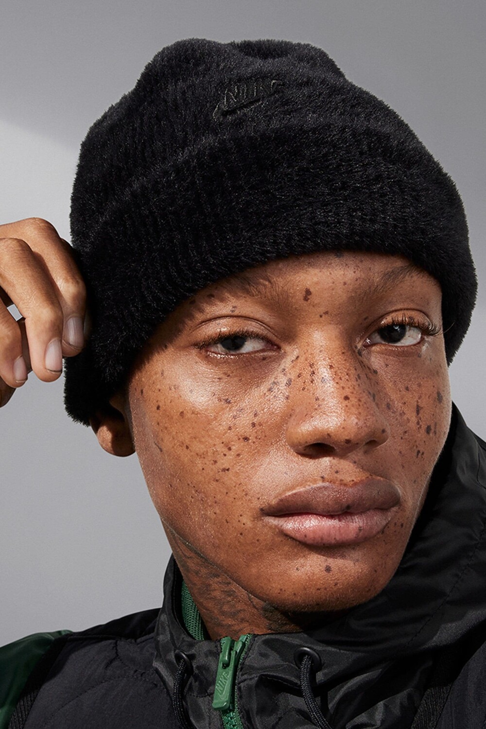 Плюшевая шапка-бини с козырьком Nike, черный
Плюшевая шапка-бини с козырьком Nike, черный