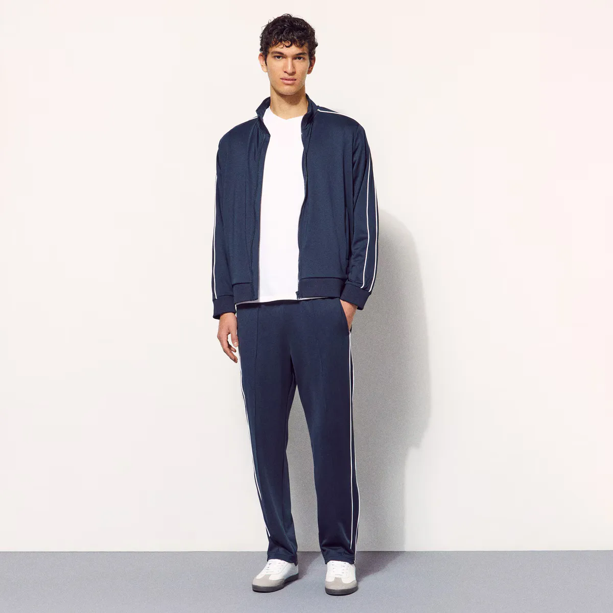 Спортивный костюм Boomerang для мужчин в спортивном стиле, темно-синий
Спортивный костюм Boomerang для мужчин в спортивном стиле, темно-синий