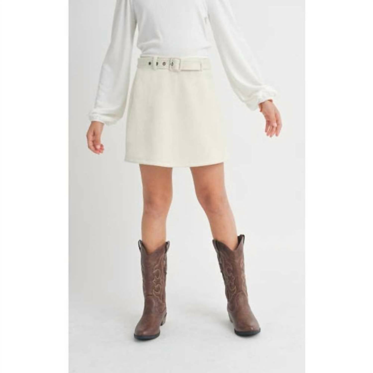 Юбка-шорты из искусственной замши Tuscany кремового цвета Sadie & Sage
Юбка-шорты из искусственной замши Tuscany кремового цвета Sadie & Sage