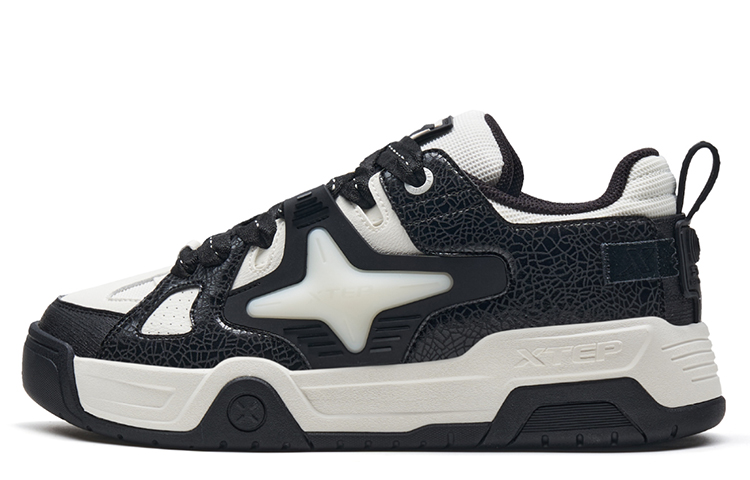 XTEP Звездные X противоскользящие низкие скейтерские кроссовки мужские - черный/бежевый белый, цвет Black/Sail White 
XTEP Звездные X противоскользящие низкие скейтерские кроссовки мужские - черный/бежевый белый, цвет Black/Sail White