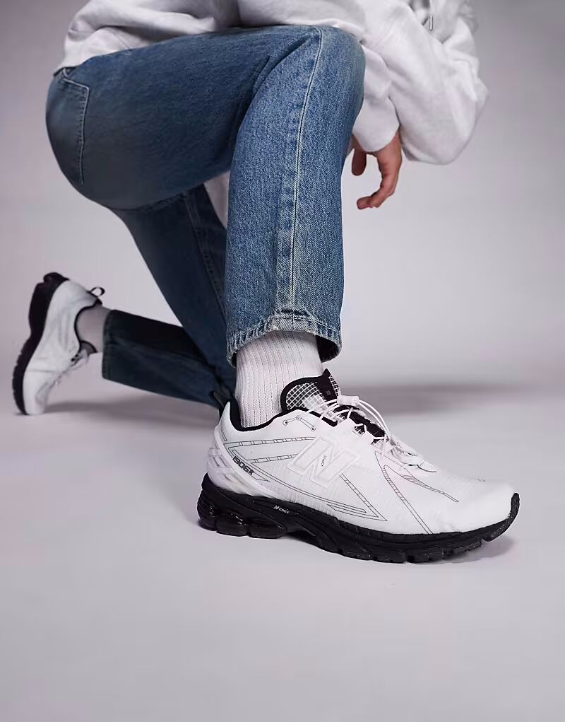 Кроссовки унисекс 1906 с застежкой-молнией в белом и черном цвете New Balance
Кроссовки унисекс 1906 с застежкой-молнией в белом и черном цвете New Balance