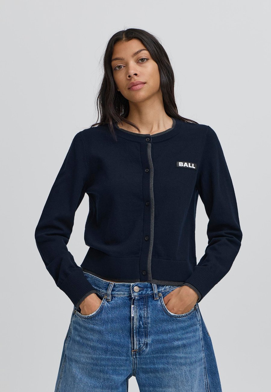 Кардиган BALL Cardigan, Sky Captain/Dark Blue
Кардиган BALL Cardigan, Sky Captain/Dark Blue