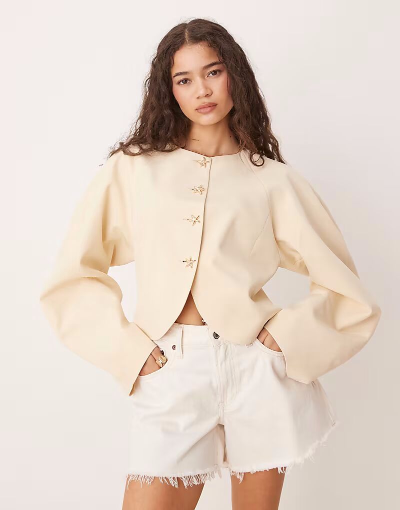 Пиджак ASOS DESIGN с высоким воротом, рукавами-коконами и золотыми пуговицами в виде морских звезд в молочном цвете
Пиджак ASOS DESIGN с высоким воротом, рукавами-коконами и золотыми пуговицами в виде морских звезд в молочном цвете