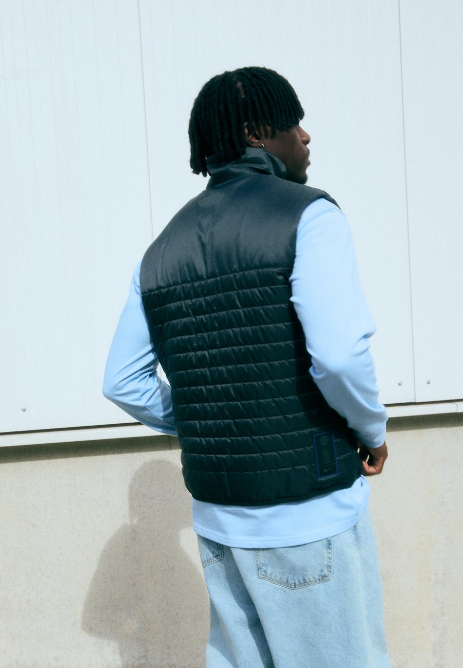 Куртка Nike Performance INTER MAILAND VEST, Black/Anthracite/Black
Куртка Nike Performance INTER MAILAND VEST, Black/Anthracite/Black