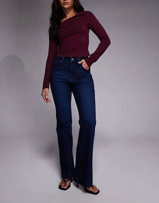 Темно-синие джинсы Good American Good Classic Bootcut
Темно-синие джинсы Good American Good Classic Bootcut