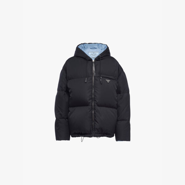 Куртка из переработанного нейлонового пуха с фирменной табличкой Prada, черный
Куртка из переработанного нейлонового пуха с фирменной табличкой Prada, черный
