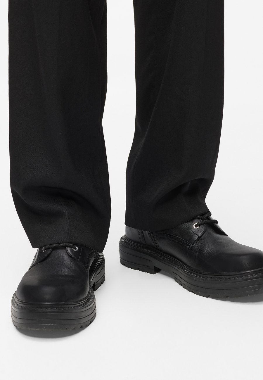 Ботинки KARL LAGERFELD MILES MID, Black
Ботинки KARL LAGERFELD MILES MID, Black