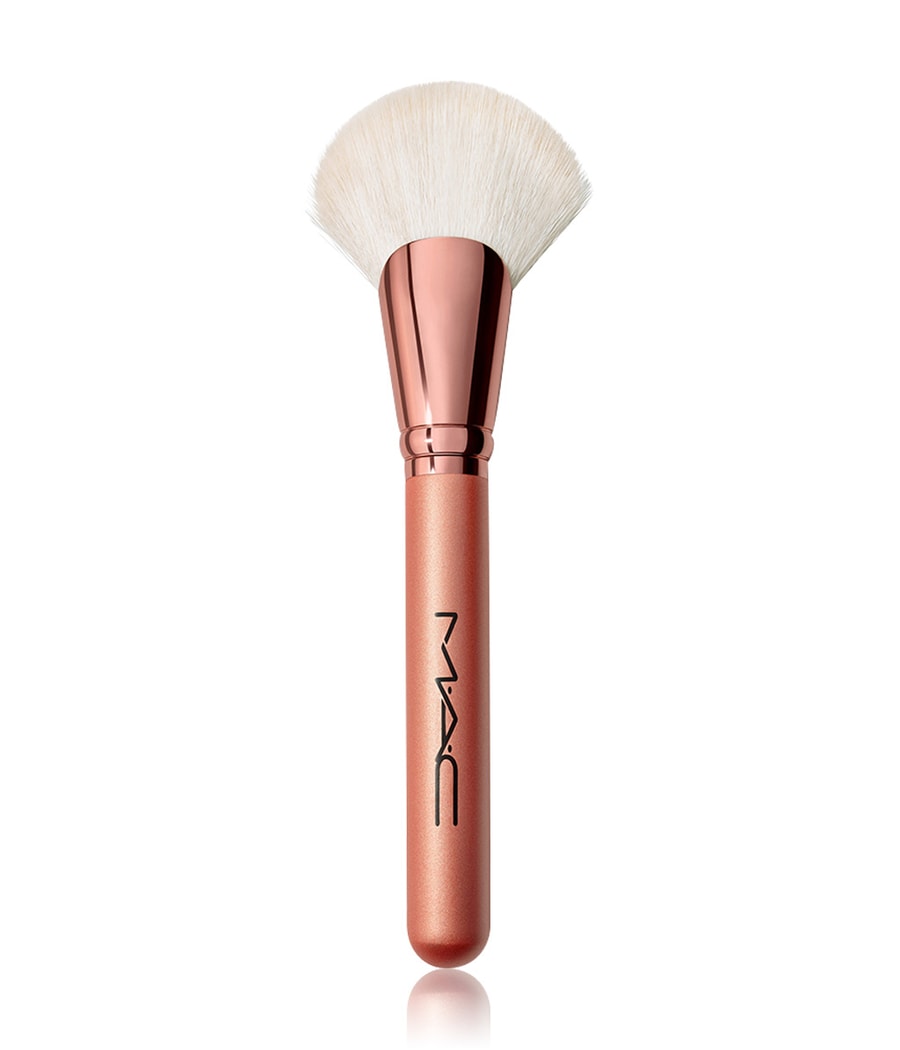 Контурная кисть MAC 143S Bronzer Fan Brush, 1 шт.
Контурная кисть MAC 143S Bronzer Fan Brush, 1 шт.