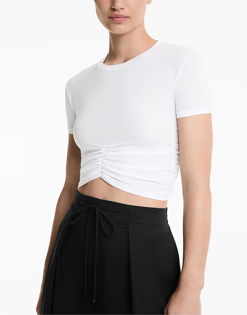 Укороченная футболка Oysho с короткими рукавами и сборками в кремово-белом цвете
Укороченная футболка Oysho с короткими рукавами и сборками в кремово-белом цвете