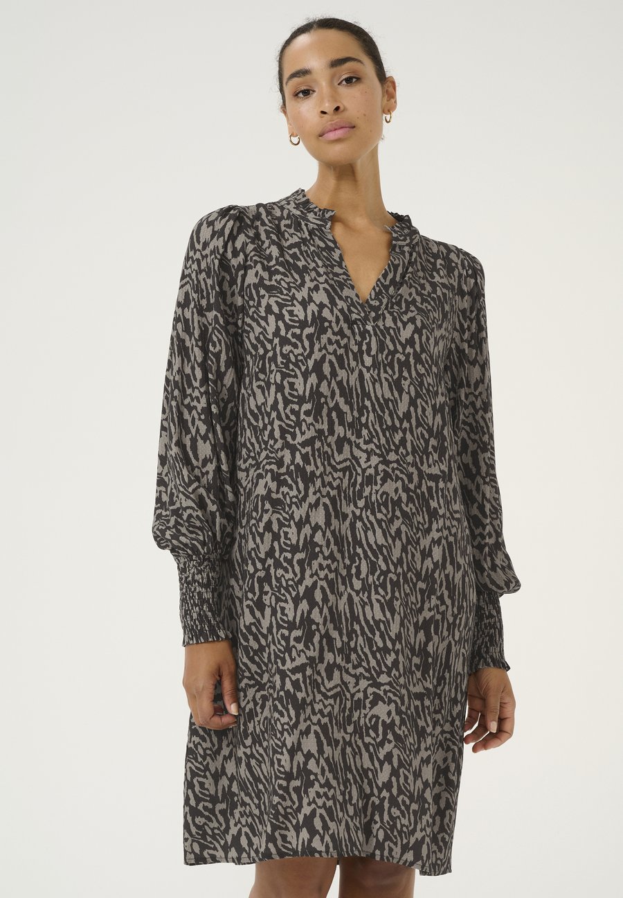 Платье Kaffe Day dress, Black Elephant Graphic Lines/Brown
Платье Kaffe Day dress, Black Elephant Graphic Lines/Brown