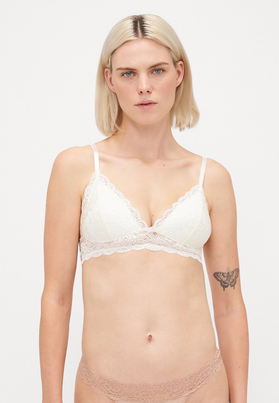 Бюстгальтер ONLY ONLCHLOE PADDED BRALETTE , Cloud Dancer/Off-White
Бюстгальтер ONLY ONLCHLOE PADDED BRALETTE , Cloud Dancer/Off-White