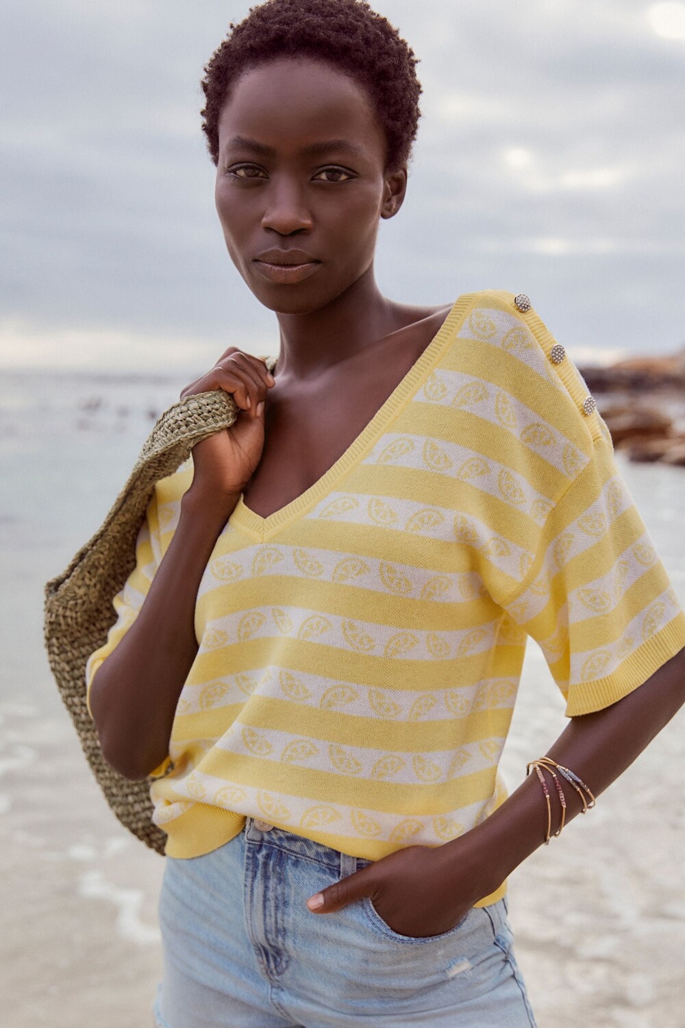 Льняная футболка с V-образным вырезом и декоративными пуговицами Next, желтый
Льняная футболка с V-образным вырезом и декоративными пуговицами Next, желтый