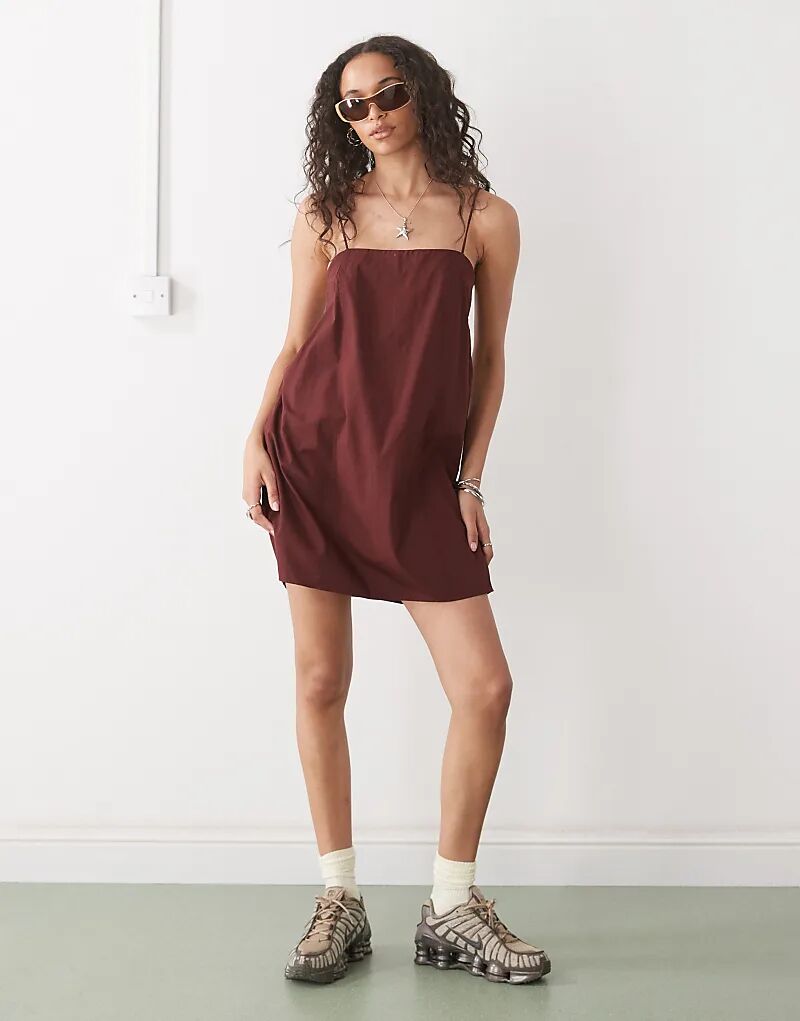 Мини-платье Monki из хлопкового поплина с завязками в бордовом цвете 
Мини-платье Monki из хлопкового поплина с завязками в бордовом цвете