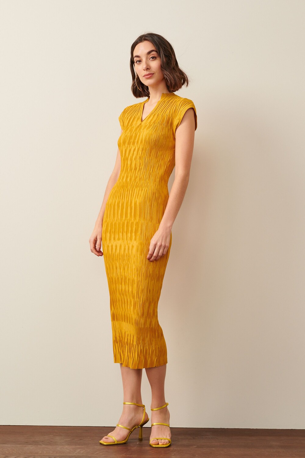 Платье миди из плиссированного материала с короткими рукавами цвета охры Next, желтый
Платье миди из плиссированного материала с короткими рукавами цвета охры Next, желтый