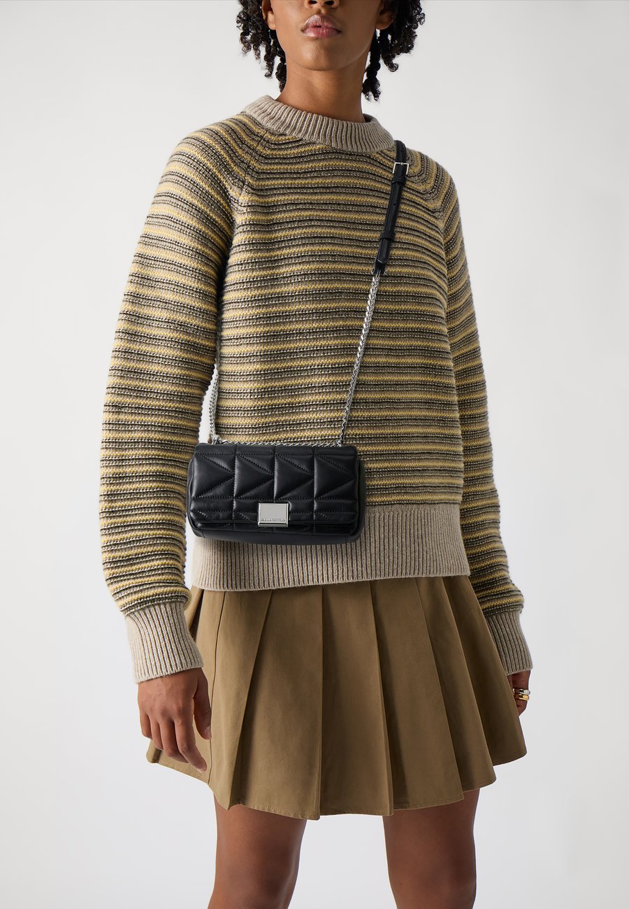 Сумка кросс-боди KARL LAGERFELD KUILT SMALL , Black
Сумка кросс-боди KARL LAGERFELD KUILT SMALL , Black