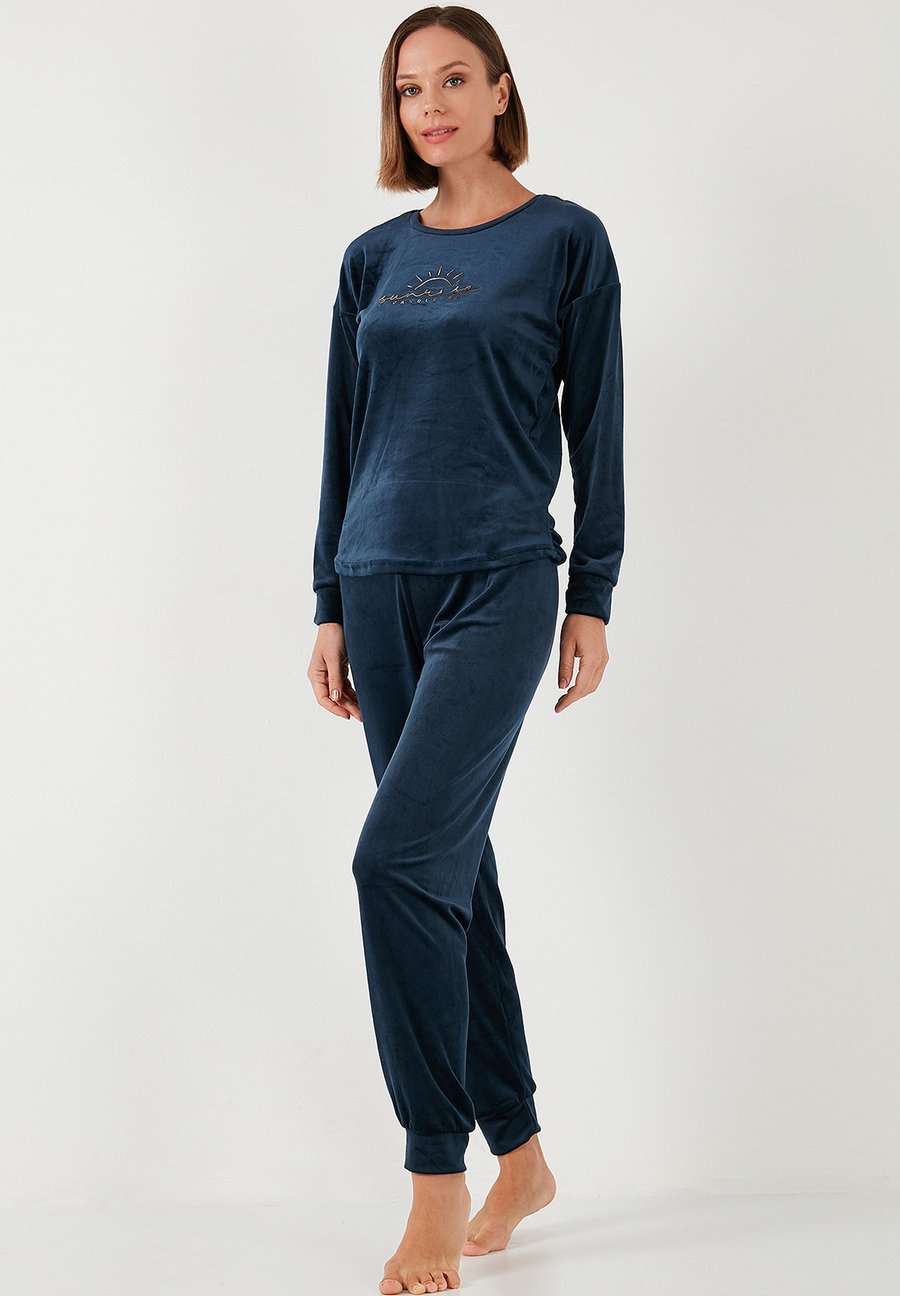 Пижамный комплект LELA REGULAR FIT SET, Dark Blue
Пижамный комплект LELA REGULAR FIT SET, Dark Blue