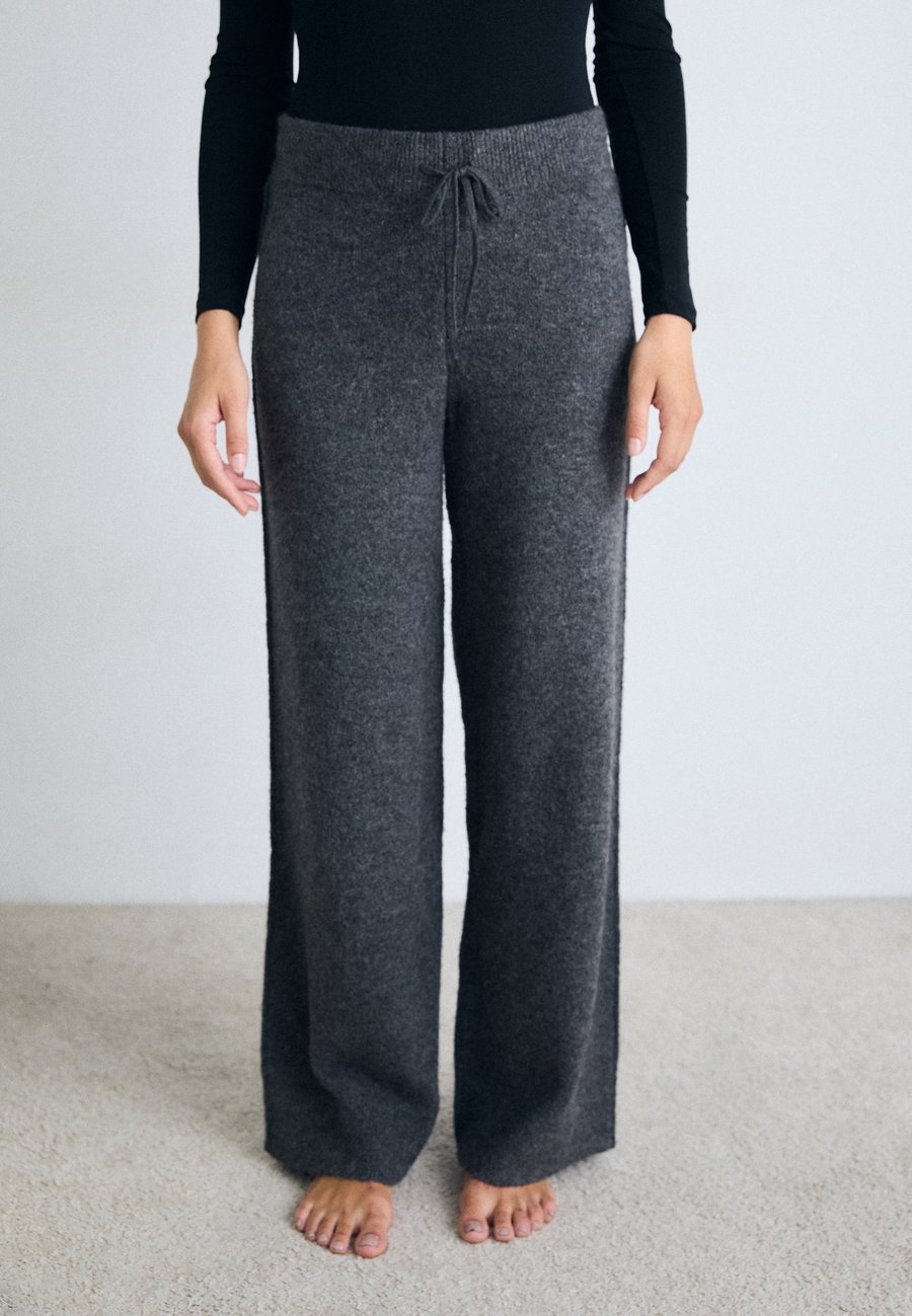 Пижамные брюки Triumph AMOURETTE COZY, Dark Grey Melange/Dark Grey
Пижамные брюки Triumph AMOURETTE COZY, Dark Grey Melange/Dark Grey