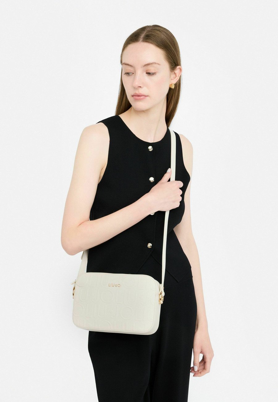 Сумка кросс-боди LIU JO MEDIUM BETTER, Offwhite/Off-White
Сумка кросс-боди LIU JO MEDIUM BETTER, Offwhite/Off-White