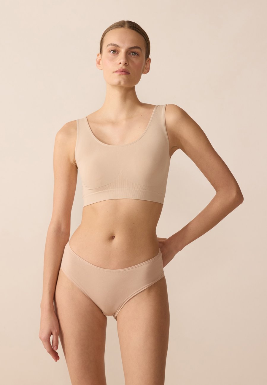 Бюстье Anna Field SEAMLESS BUSTIER 3 PACK, Black/Grey/Beige/Black
Бюстье Anna Field SEAMLESS BUSTIER 3 PACK, Black/Grey/Beige/Black