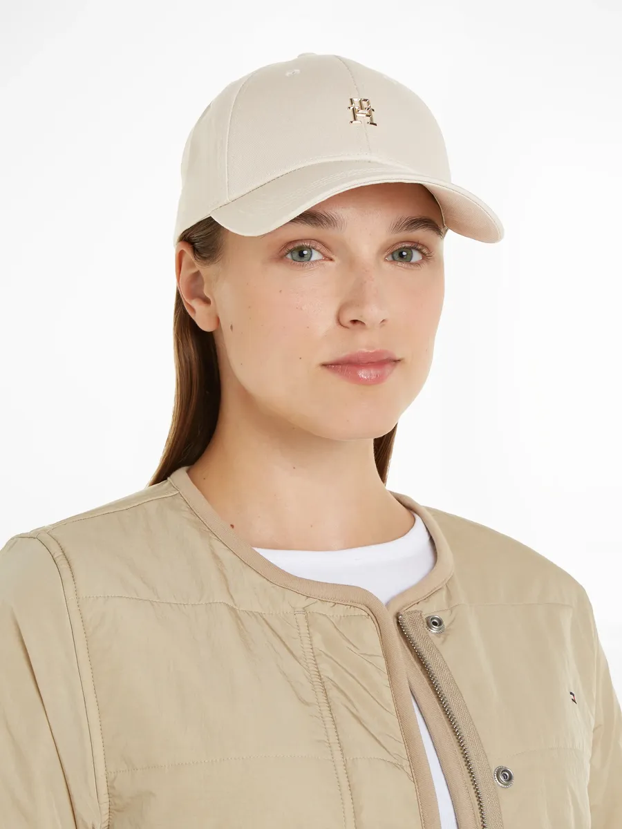 Бейсбольная кепка Tommy Hilfiger "TH DISTINCT CAP" с фирменной этикеткой, бежевый
Бейсбольная кепка Tommy Hilfiger "TH DISTINCT CAP" с фирменной этикеткой, бежевый
